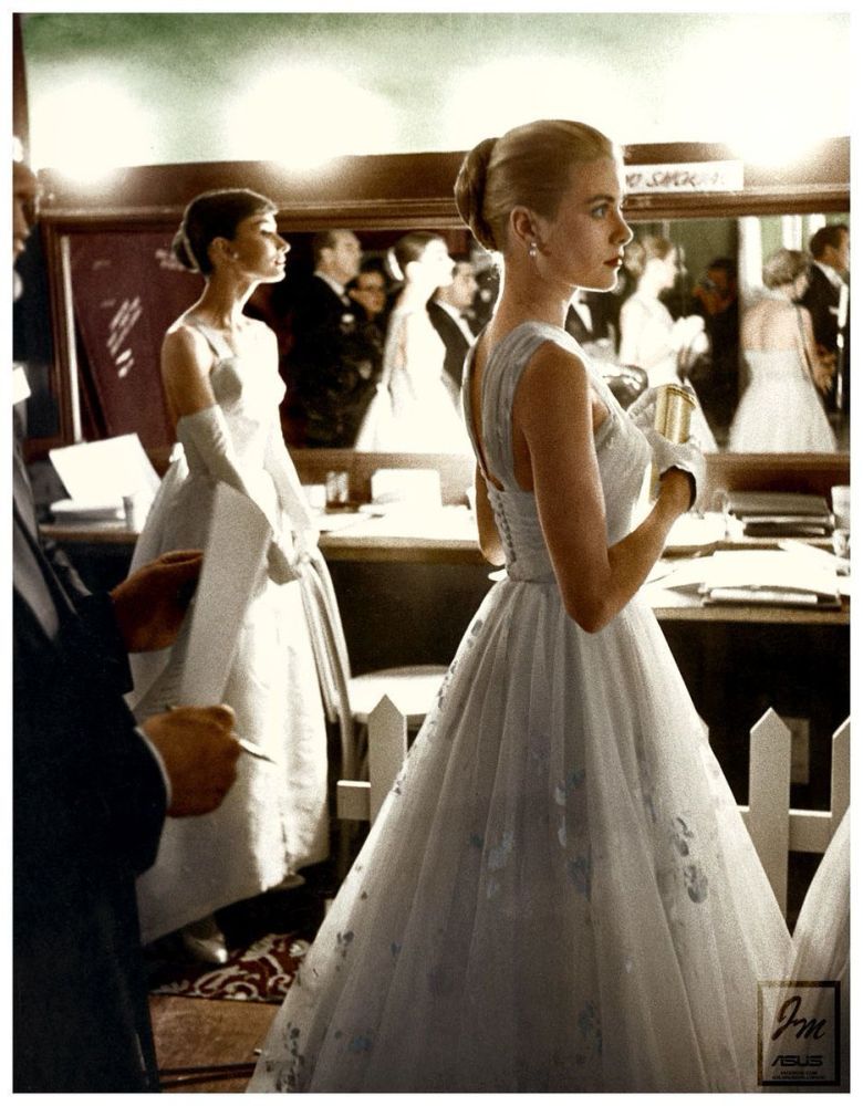 Audrey Hepburn i Grace Kelly podczas rozdania Oscarów, 1956