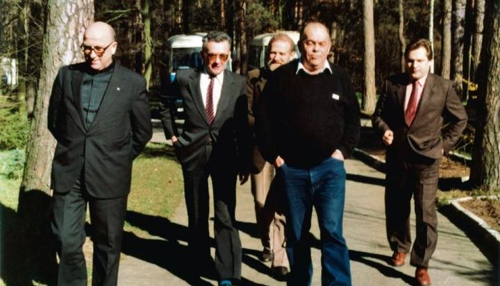 Przygotowanie do telewizyjnego show Okrągły stół w Magdalence, ks.Dembowski, Ambroziak, Geremek, Kuroń, Kwaśniewski