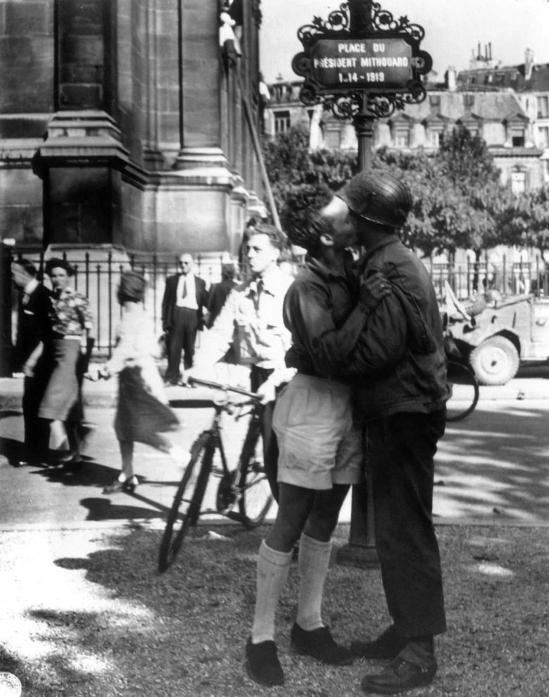 Francuz dziękuje za wyzwolenie amerykańskiego żołnierzowi, Paryż, 1944
