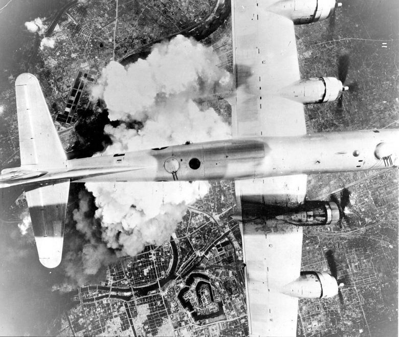 Amerykański bombowiec podczas bombardowania Osaki, 1945