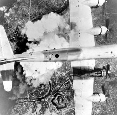 Amerykański bombowiec podczas bombardowania Osaki, 1945