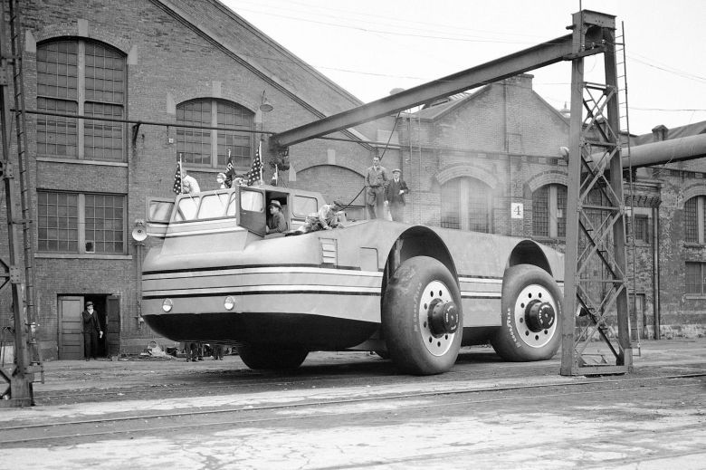 Antarktyczny pojazd, w którym znajdowało się pomieszczenie dla pięciu naukowców i laboratorium, Chicago, 1939