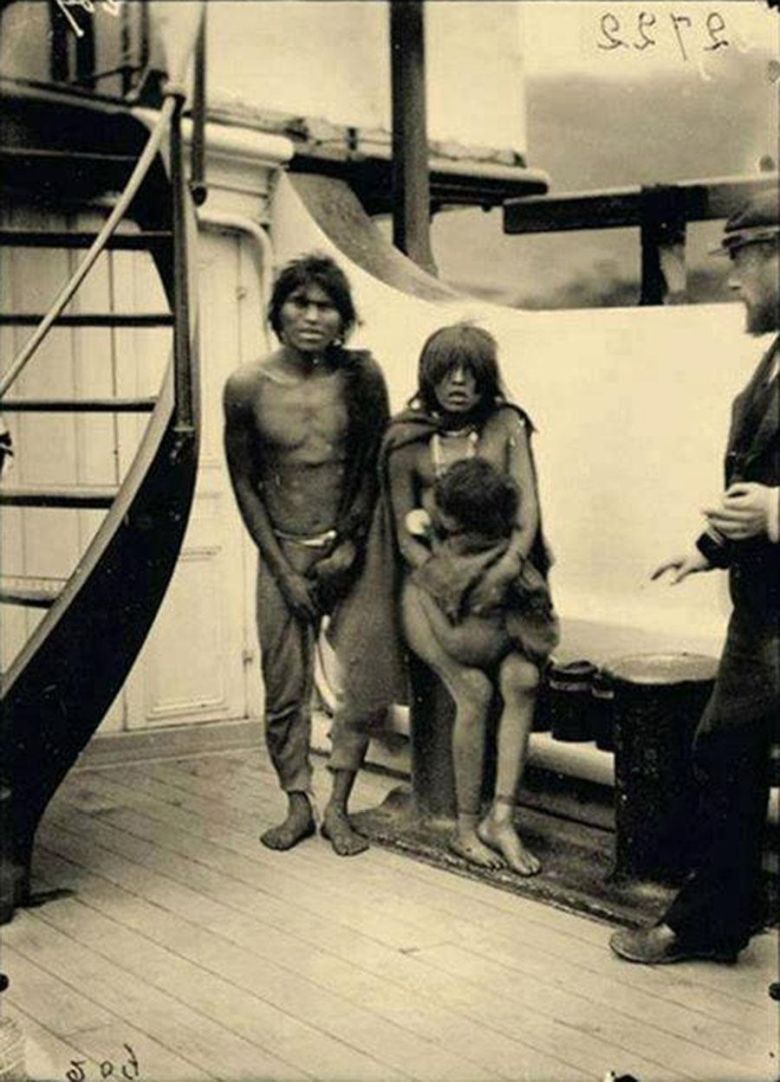 Selknam, rdzenni mieszkańcy Patagonii (Argentyna, Chile) w drodze do Zachodniej Europy, gdzie mieli być atrakcją w ZOO, 1899