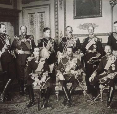 Król Norwegii Haakon VII, car Bułgarii Ferdynand, król Portugalii Manuel II, Kaiser Wilhelm II z Niemiec i Prus, George I ....