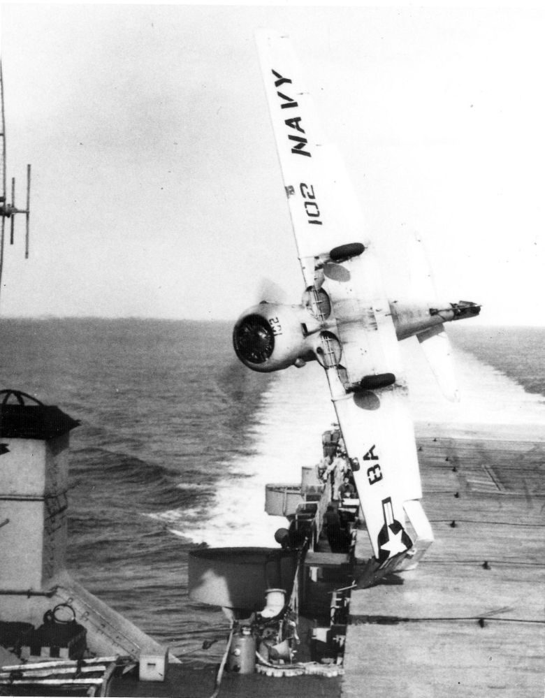 SNJ-5C Texan rozbija się o burtę lotniskowca Monterey (CVL 26) w Zatoce Meksykańskiej, 1953