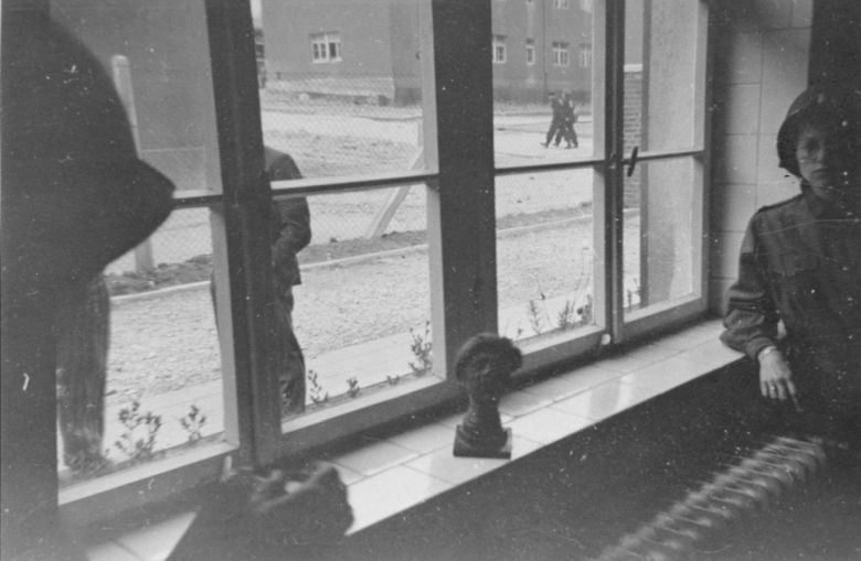 Amerykański żołnierz stoi obok wysuszonej ludzkiej głowy w niemieckim obozie koncentracyjnym w Buchenwaldzie, 1945