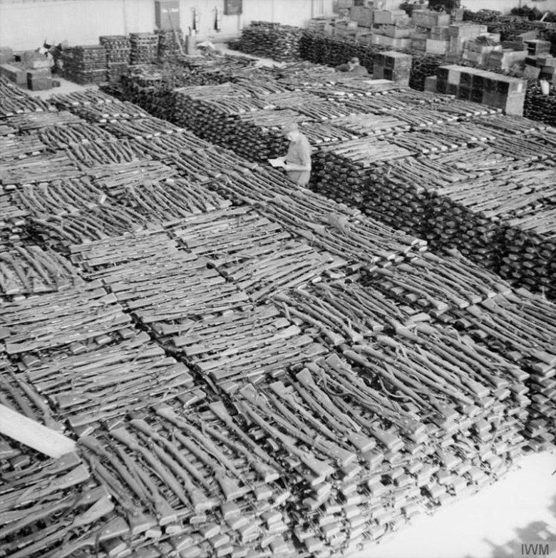 Przejęty przez Aliantów niemiecki magazyn karabinów Kar98k w Norwegii, Stavanger, 1945