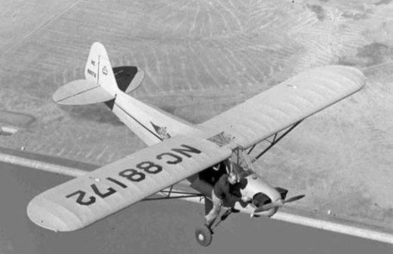 Pilot próbuje zrestartować zablokowane śmigło, 1960