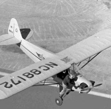 Pilot próbuje zrestartować zablokowane śmigło, 1960