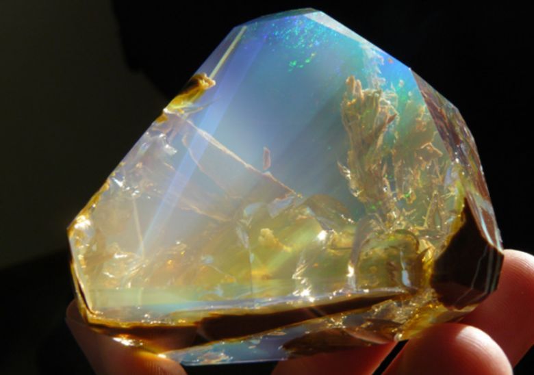 Niesamowity opal (mineraloid zaliczany do krzemianów), którego wnętrze wygląda jak podwodny świat