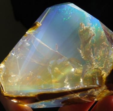 Niesamowity opal (mineraloid zaliczany do krzemianów), którego wnętrze wygląda jak podwodny świat