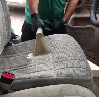 Bardzo głębokie czyszczenie samochodowych siedzeń (wideo)