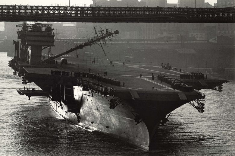 USS Constellation (CV-64) płynie pod mostem na Brooklynie ze złożonym masztem, 1962