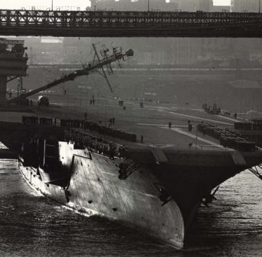 USS Constellation (CV-64) płynie pod mostem na Brooklynie ze złożonym masztem, 1962