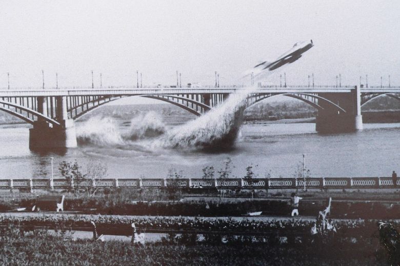 Propagandowe fake'owe zdjęcie przelotu sowiecka MIG-a na rzece Ob, Syberia, 1965