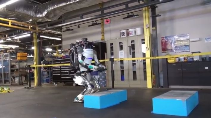 Robot firmy Boston Dynamics robi imponującą przewrotkę (wideo)