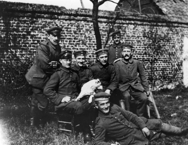 Przyszły kanclerz Niemiec Adolf Hitler (z prawej strony) z żołnierzami ze swojego pułku i terrierem Fuchslem, Francja 1916
