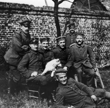 Przyszły kanclerz Niemiec Adolf Hitler (z prawej strony) z żołnierzami ze swojego pułku i terrierem Fuchslem, Francja 1916