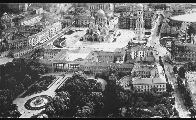 Odnośnie Pałacu Kultury i Nauki, w 1920 roku rozebrano monumentalną cerkiew w centrum W-wy (pl.Saski, dziś Piłsudskiego)