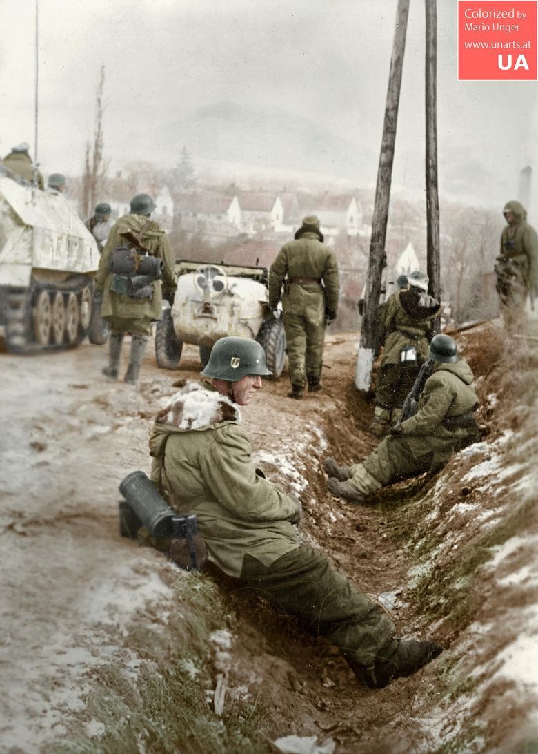 Niemieckie oddziały (Grenadierzy SS) podczas walk na Węgrzech, 5 stycznia 1945 roku