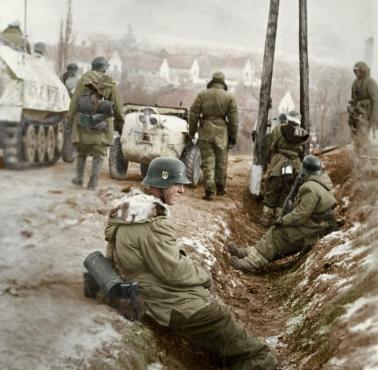 Niemieckie oddziały (Grenadierzy SS) podczas walk na Węgrzech, 5 stycznia 1945 roku