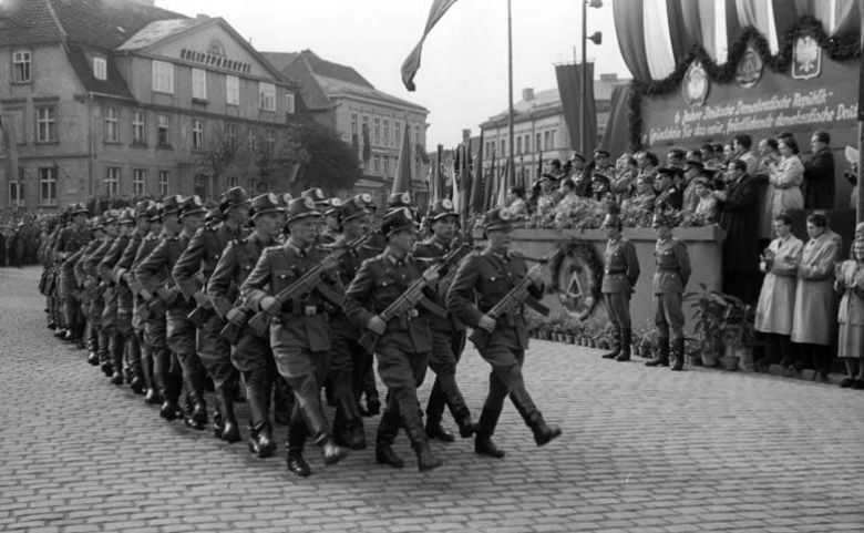 NRD-wska policja wyposażona w karabiny StG44, 1955