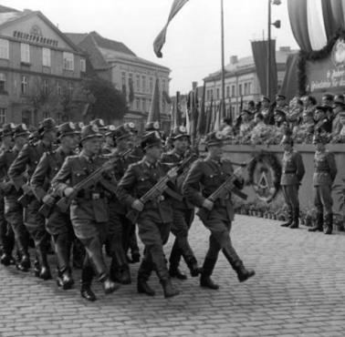 NRD-wska policja wyposażona w karabiny StG44, 1955