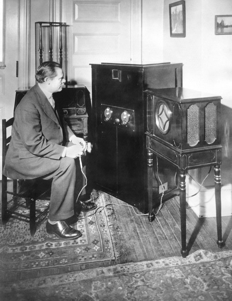 Dr E. F. Alexanderson (odegrał kluczową rolę w rozwoju telewizji) obsługuje swój 3-calowy telewizor domowy, Nowy Jork, 1928