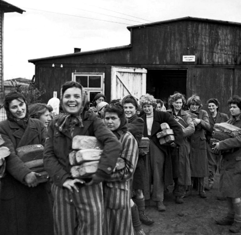 Uwolnione przez Aliantów więźniarki niemieckiego obozu koncentracyjnego Bergen-Belsen, 1945