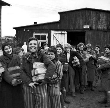 Uwolnione przez Aliantów więźniarki niemieckiego obozu koncentracyjnego Bergen-Belsen, 1945