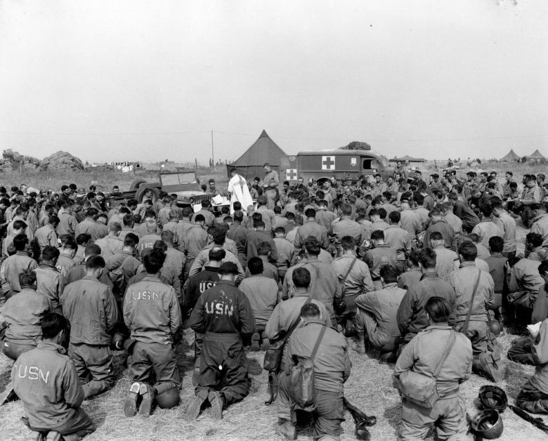 Msza polowa dla lądujących w Normandii amerykańskich oddziałów, 1944