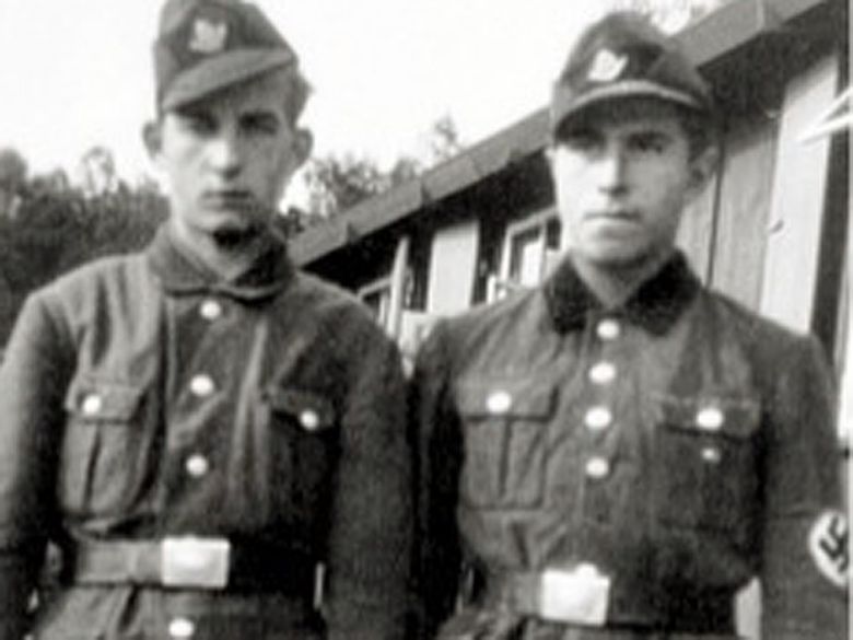 W Gdańsku trwają obchody 90 rocznicy urodzin honorowego obywatela miasta i byłego żołnierza Waffen SS - Güntera Grassa, z prawej