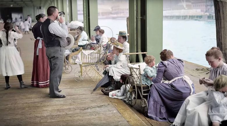 Ludzie oczekujący na prom na molo we wschodniej części Nowego Jorku, 1904