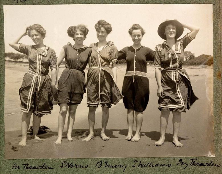 Kobiety w kostiumach kąpielowych na plaży Collaroy, 1908