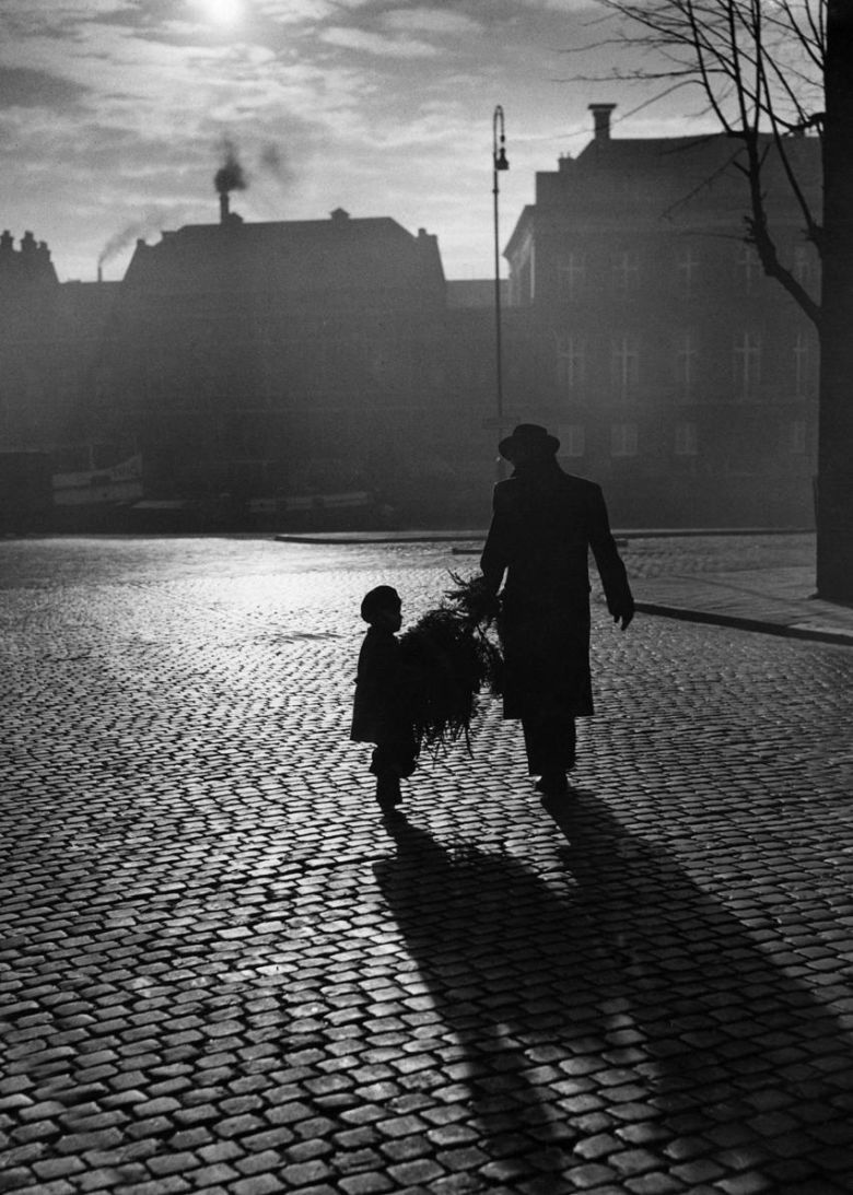 Ojciec z synem szykują się do Świąt Bożego Narodzenia, 1949