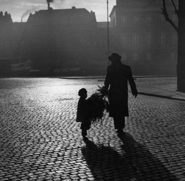 Ojciec z synem szykują się do Świąt Bożego Narodzenia, 1949