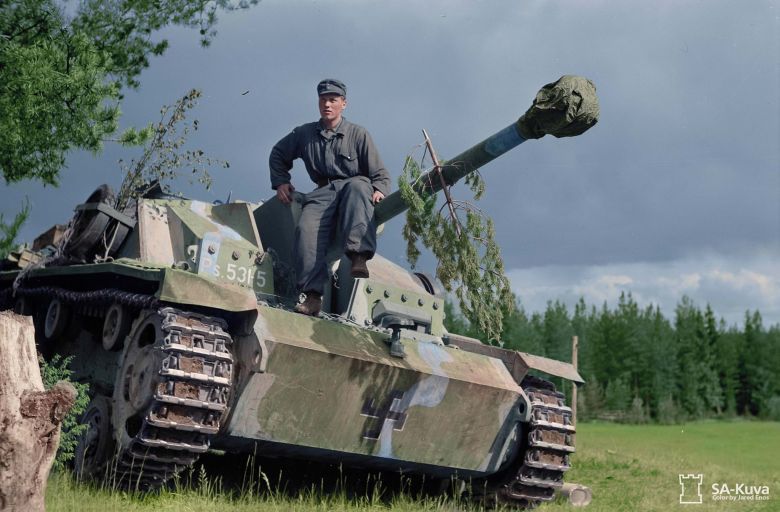 Fiński żołnierz siedzi na niemieckim dziale StuG III firmy Daimler-Benz (Mercedes), 1944