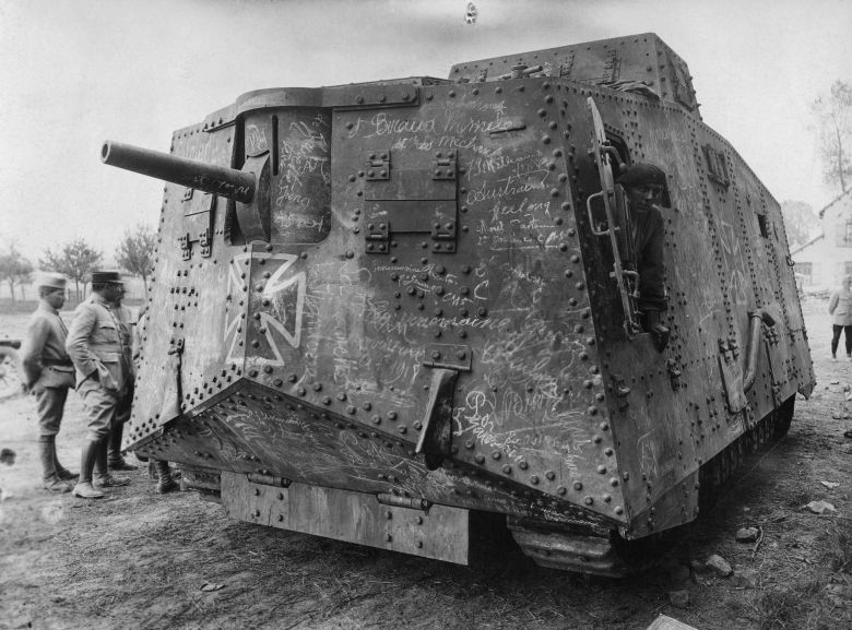 Francuscy oficerowie w zdobycznym niemieckim czołgu A7V, 1918