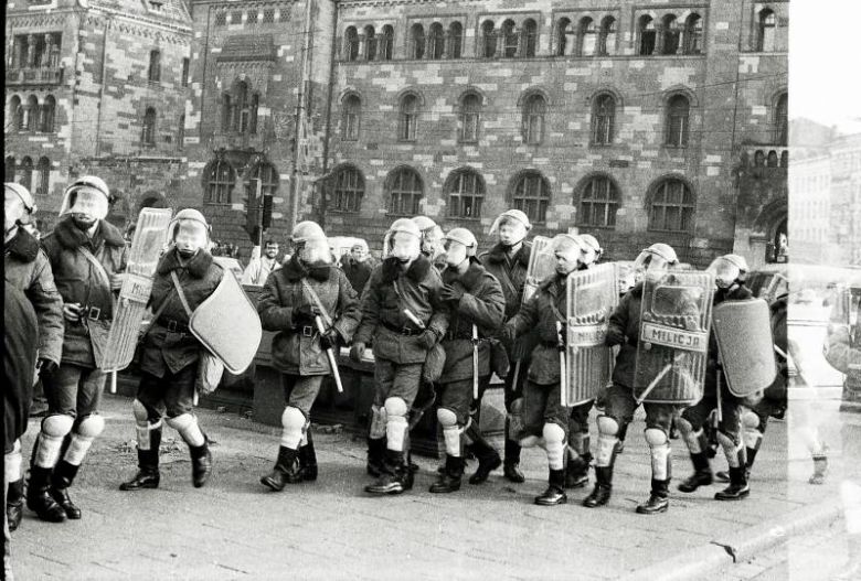 25 XI 1985 Sąd Wojewódzki w Słupsku skazał za współpracę z podziemną Solidarnością dwóch oficerów gdańskiej SB ...