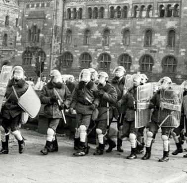 25 XI 1985 Sąd Wojewódzki w Słupsku skazał za współpracę z podziemną Solidarnością dwóch oficerów gdańskiej SB ...