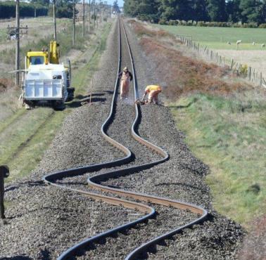 Wygięte tory kolejowe po trzęsieniu ziemi w Nowej Zelandii