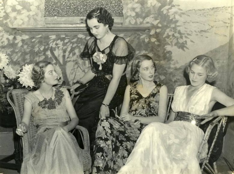 Dziewczęta na balu, Queensland, Australia, 1938