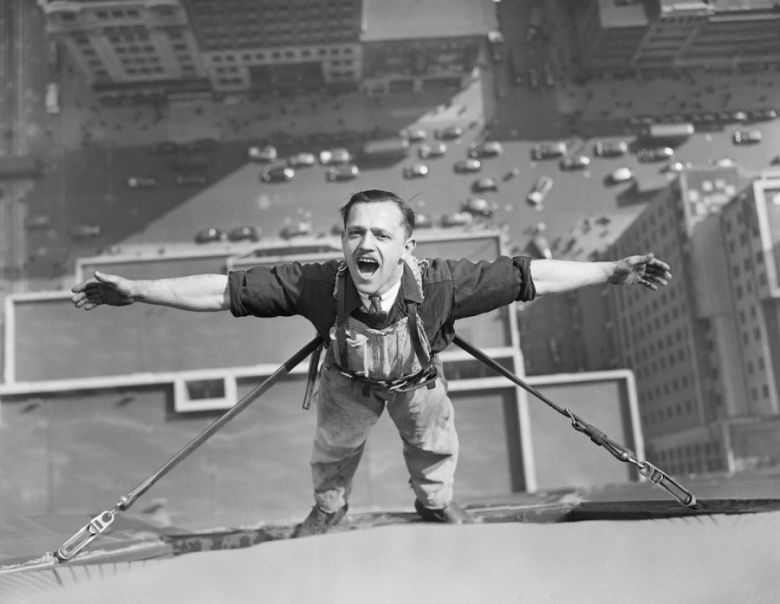 Mężczyzna podczas mycia okien Empire State Building, Nowy Jork, 1936