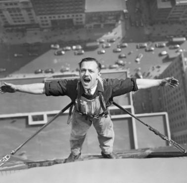 Mężczyzna podczas mycia okien Empire State Building, Nowy Jork, 1936