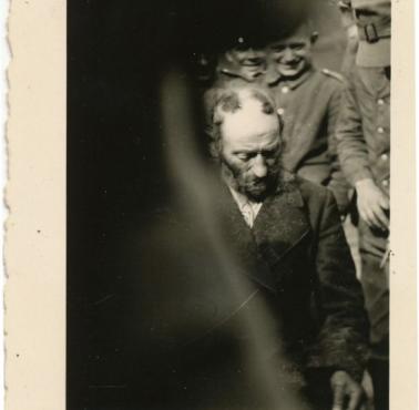 Niemieccy żołnierze wygolili swastykę na głowie polskiego żyda, 1940