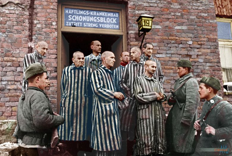 Sowieccy żołnierze podczas rozmów z więźniami Auschwitz, 1945