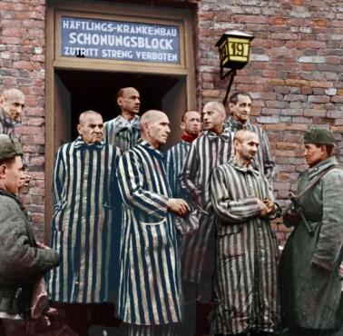 Sowieccy żołnierze podczas rozmów z więźniami Auschwitz, 1945