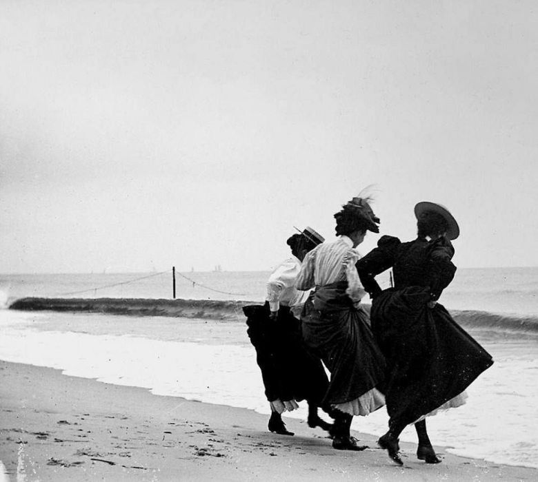 Dziewczęta na plaży w Arverne, Queens, Nowy Jork, 1897