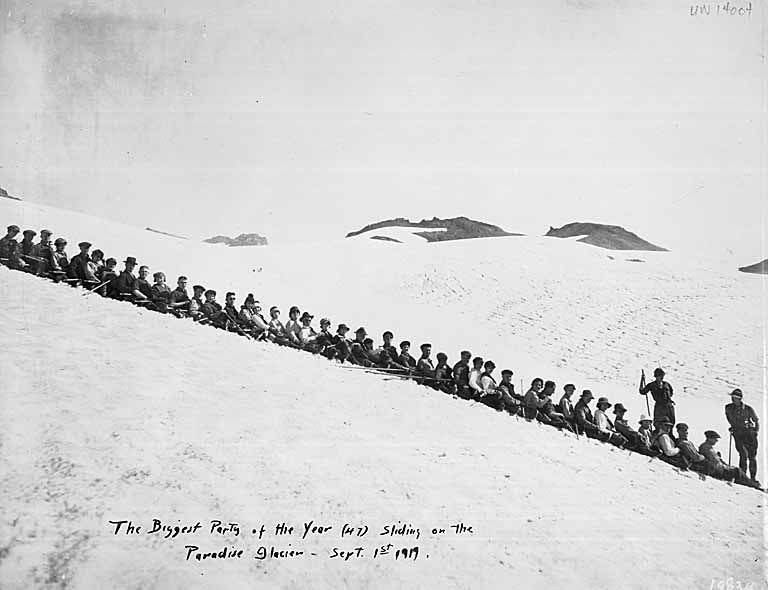 Impreza alpinistów przygotowujących się do zjazdu na sankach z południowego stoku góry Rainier, 1 września 1919 roku