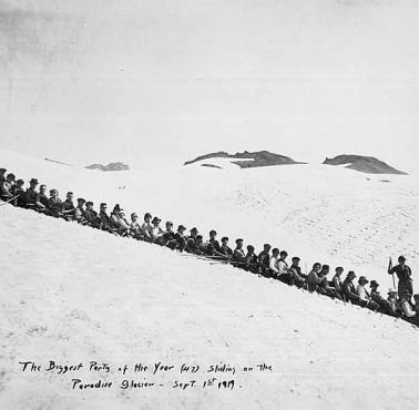 Impreza alpinistów przygotowujących się do zjazdu na sankach z południowego stoku góry Rainier, 1 września 1919 roku